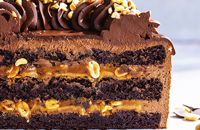 Бисквитный торт с вишней на заказ, фото торта пьяная вишня в шоколаде - Сникерс