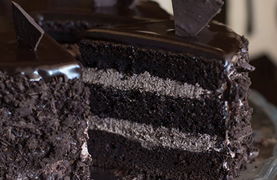 Бисквитный торт с вишней на заказ, фото торта пьяная вишня в шоколаде - Черный бархат