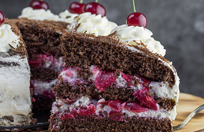 Бисквитный торт с вишней на заказ, фото торта пьяная вишня в шоколаде - Черный лес
