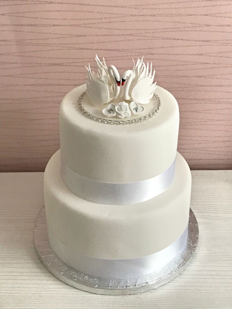 Свадебные торты с лебедями - a1144